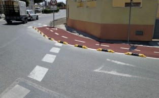 Instalación de separadores viales Ecobam SPV en el carril bici de El Ejido (Almería)