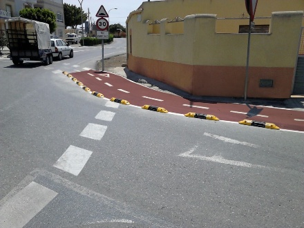 Instalación de separadores viales Ecobam SPV en el carril bici de El Ejido (Almería)