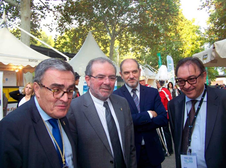 <strong><em>En primer lugar, de izquierda a derecha: Àngel Ros, alcalde de Lleida, Joan Reñe, presidente de la Diputación de Lleida, atendiendo a las explicaciones de Xavier Martínez, director general de ECOBAM.</em></strong> <strong><em>En primer lugar, de izquierda a derecha: Àngel Ros, alcalde de Lleida, Joan Reñe, presidente de la Diputación de Lleida, atendiendo a las explicaciones de Xavier Martínez, director general de ECOBAM.</em></strong>